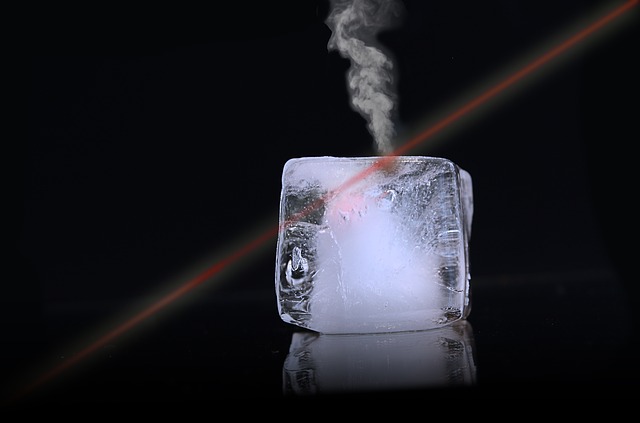 laserový paprsek a led